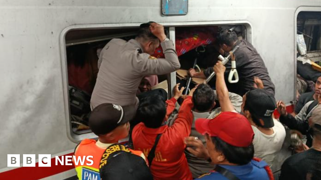 Endonezya'daki tren kazasında en az dört kişi öldü, onlarca kişi yaralandı