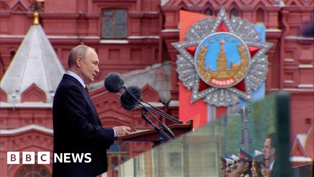 Putin, küçültülmüş Zafer Bayramı geçit töreninde NATO'yu kınadı